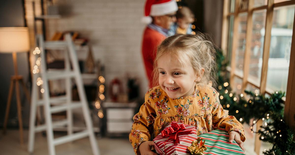 La regla de los cuatro regalos por Navidad: síguela con niños