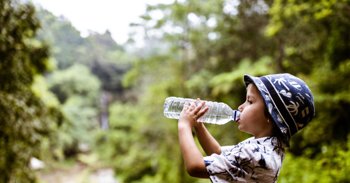 Cuánta agua tienen que beber los bebés y niños por día - Tua Saúde