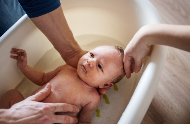 El primer baño del bebé puede convertirse en un momento emocionante para la mayoría de mamás y papás. Descubre los pasos que debes seguir para bañarlo con esponja y con la ayuda de una bañera.