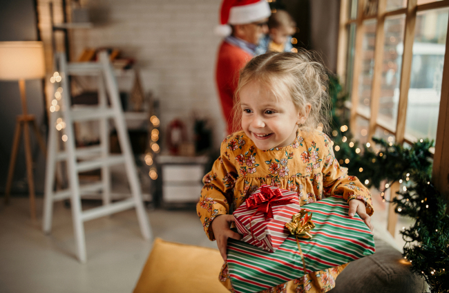 La regla de los cuatro regalos por Navidad: síguela con niños