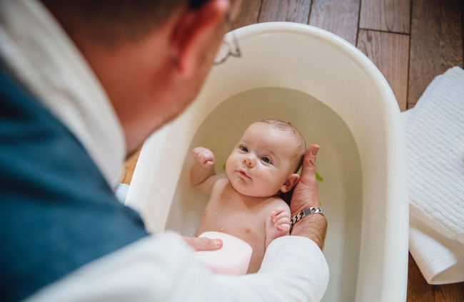 Consejos al bañar al bebé