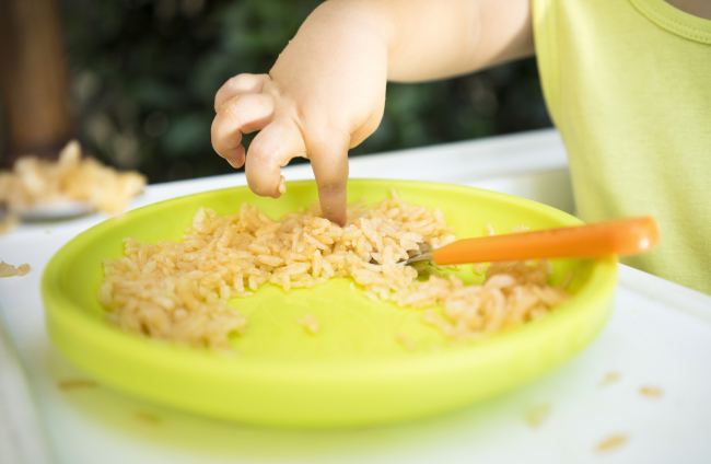 Arroz en la dieta del bebé: ¿pueden comer tortitas y leche de arroz?