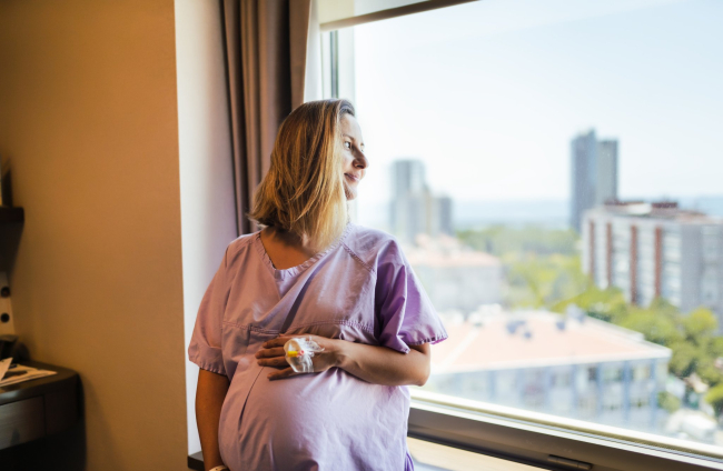 ¿Por qué es importante para ti y tu bebé que te muevas durante el trabajo de parto?