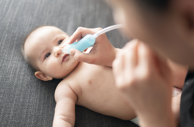 Cuatro motivos por los que ya no se recomienda el aspirador nasal para  limpiar los mocos al bebé