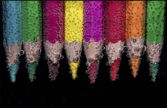 Lápices de colores en agua