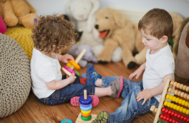 Aprender jugando I: Juguetes para niños de 0-6 meses. – Sara