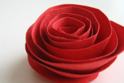 ¿Quieres aprender a hacer una rosa de papel con los niños? Puede ser una excelente opción para regalar a alguien, sobre todo, si celebráis San Jorge. Mira cómo hacerlo.