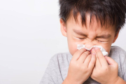 ¿Tu hijo estornuda repetidamente, moquea, está congestionado y con los ojos rojos? Es probable que tenga la fiebre del heno. Descubre aquí más información.