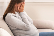 Aunque la depresión posparto (la que ocurre después del parto) es muy conocida, no ocurre lo mismo con la depresión prenatal, que es aquella que cursa antes del nacimiento del bebé. Te explicamos en qué consiste y todo lo que necesitas saber sobre ella.