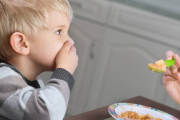Si notas que tu hijo no come porque le da miedo atragantarse, es posible que tenga fagofobia. Conoce aquí más acerca de ella y algunos consejos de ayuda.