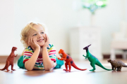 Es algo común: casi todos los niños pasan por la ‘etapa dinosaurios’. Esa en la que TODO gira alrededor de ellos: dinosaurios en el cumpleaños, dinosaurios en la habitación, solo piden dinosaurios de regalo… Pero, ¿por qué todos los niños se obsesionan con ellos?