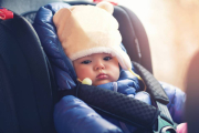 Es cierto que los bebés deben estar siempre bien abrigados, pero eso no significa que debamos pasarnos con el abrigo, puede ser perjudicial para su salud.