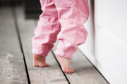 Si tu hijo anda de puntillas, como es habitual en algunos niños pequeños, puede que esta forma de caminar tenga su origen en varias causas. Conoce más sobre esta condición.