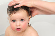 Algunos niños chillan y lloran cada vez que se les moja la cabeza. El psicólogo Luciano Montero da algunos trucos para que tu hijo disfrute del baño cuando le lavas el pelo.