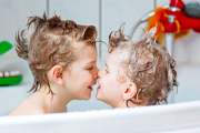 Niños en la bañera (Foto: depositphotos)