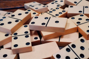 Jugar al dominó es un pasatiempo atemporal. Todavía son muchos los abuelos enseñan a los nietos y, así, de generación en generación, se transmite la dinámica de uno de los juegos más entretenidos y sencillos que existen.