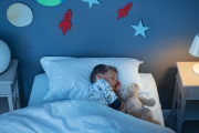 Una vez que el bebé se convierte en un niño pequeño, llegamos al momento de plantearnos comprar una cama para que empiece a dormir en ella él solo. Pero, ¿cuál escoger?