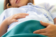 La dilatación transcurre de forma más rápida cuando la embarazada se mueve, en lugar de permanecer todo el tiempo tumbada. Hay ejercicios y posturas que ayudan a hacer más llevaderas las molestias del dolor del parto.