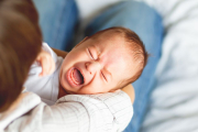 Durante las primeras semanas de vida, el único medio de comunicación del bebé es el llanto. ¿Es adecuado dejarle llorar? Te descubrimos por qué no sería una opción muy recomendable.