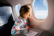 Niña jugando en el avión (Foto: iStock)