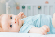 Un cambiador es un básico en la habitación de un bebé y su uso es ampliamente extendido, sin embargo, hay algunas lesiones o riesgos que pueden producirse si no se hace un buen uso de ellos. Hablamos de las más frecuentes.