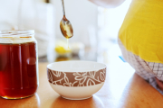 La miel es un alimento natural que comúnmente se utiliza a la hora de endulzar diferentes bebidas y postres, como sustituto del azúcar. Sin embargo, dado que la miel cruda puede contener esporas de Clostridium botulinum, es normal tener dudas relacionadas con la seguridad real de su consumo durante la gestación.