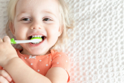 La higiene bucodental de los niños es fundamental. Hay que inculcarles el hábito desde pequeños, pero, además, también es fundamental elegir productos adecuados a las características de sus dientes y boca. Te ayudamos a elegir el primer cepillo de dientes de tu hijo. ¡Convierte la higiene dental en un juego!