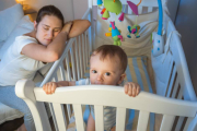 A veces los bebés tienen problemas para conciliar el sueño y descansar como deberían. Si quieres que tu pequeño duerma bien, toma nota de estas consideraciones y comprueba si muchos de sus hábitos son totalmente normales a su edad.