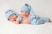 Aunque es habitual pensar que las posibilidades de tener gemelos tienden a aumentar especialmente cuando se sigue un tratamiento de fertilidad o ante una técnica de reproducción asistida, lo cierto es que también existen algunos factores naturales que pueden influir.