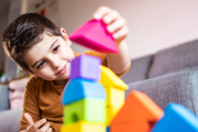 Los bloques de construcción son uno de los mejores juguetes que pueden tener nuestros hijos e hijas. ¿Cómo organizarlos correcta y fácilmente? No te pierdas estos consejos.