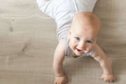 ¿Quieres saber cómo estimular el gateo del bebé? Los ejercicios y los juegos caseros pueden ser vuestros mayores aliados. Eso sí, hay que hacerlos de forma correcta.