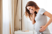 Seguramente lo hayas podido padecer anteriormente, tener ardor de estómago es una molestia frecuente que también ocurre durante el embarazo. E incluso, debido a la acción de las hormonas es más probable que ocurra. Mira aquí cuáles son los síntomas y algunas recomendaciones para aliviarlo.