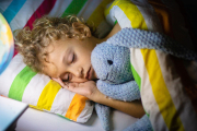 La exposición a la luz de los niños y niñas mientras duermen puede reducir la producción de melatonina, una hormona vital para su descanso. Entonces, si ya están acostumbrados a dormir con esa luz ¿cómo les enseñamos a conciliar el sueño a oscuras?