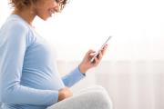 Embarazada consultando el móvil (Foto: iStock)