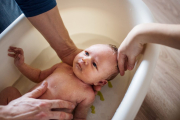 El primer baño del bebé puede convertirse en un momento emocionante para la mayoría de mamás y papás. Descubre los pasos que debes seguir para bañarlo con esponja y con la ayuda de una bañera.