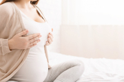 Embarazada con dolor de pecho (Foto: iStock)