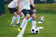 Siendo ambas actividades extraescolares recomendables, como lo son todos los deportes, para los niños más pequeños, el fútbol sala se impone en la comparativa por pequeños matices.
