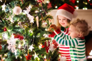 La Navidad está a la vuelta de la esquina y, con ella, la decoración. Os damos un montón de ideas para que decoréis el árbol de Navidad junto a los niños de una forma diferente.