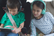 Largos viajes en coche, en tren o en avión...cuando nos plantemos desplazamientos en familia muchas veces nos agobia pensar cómo se van a entretener los niños durante el viaje. Los audiolibros o audiocuentos son una herramienta perfecta para que se distraigan mientras aprenden.