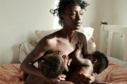 La fotógrafa Sophie Harris-Taylor ha logrado retratar 21 veces la fuerza de la lactancia materna, dejando auténticas obras de artes que demuestran la fuerza y la vulnerabilidad de las madres que la practican.