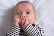 Por qué los bebés se meten las manos en la boca