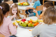 Niños comiendo fruta
