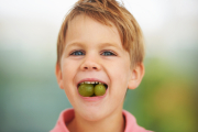 Niño comiendo uvas