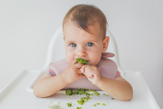Bebé comiendo verduras