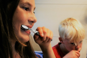 Niños cepillándose los dientes