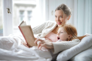 Madre y niña leyendo