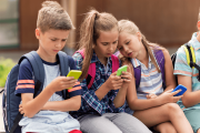 Niños mirando sus móviles