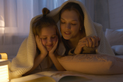 Madre leyéndole un cuento a su hija
