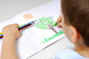 Niño dibujando un árbol