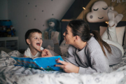 Leer un cuento junto a tu hijo antes de que se vaya a dormir es un momento mágico que no conviene saltarse